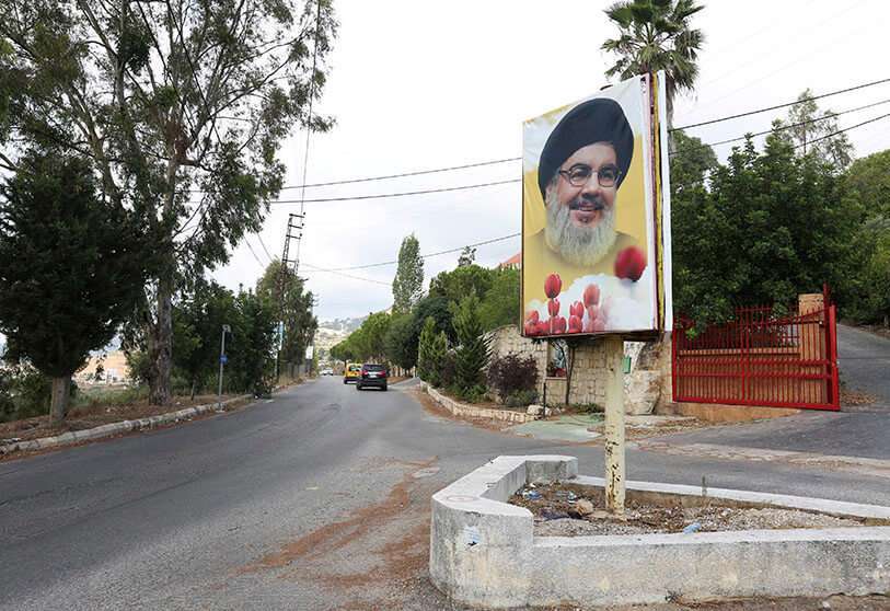 Cartel del líder de Hizbulá en Líbano, Hassan Nasrallah, a la entrada del pueblo de Ain Qana, Líbano, el 22 de septiembre de 2020