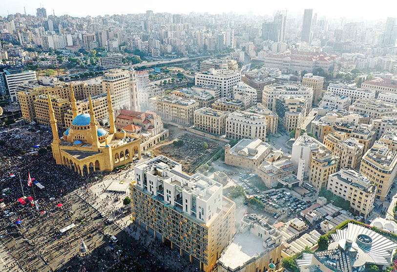 PHOTO/AFP – Vista aérea de los enfrentamientos entre los manifestantes y las fuerzas de seguridad, en el centro de Beirut el 8 de agosto de 2020, tras una manifestación contra un liderazgo político al que culpan por una monstruosa explosión que mató a más de 150 personas