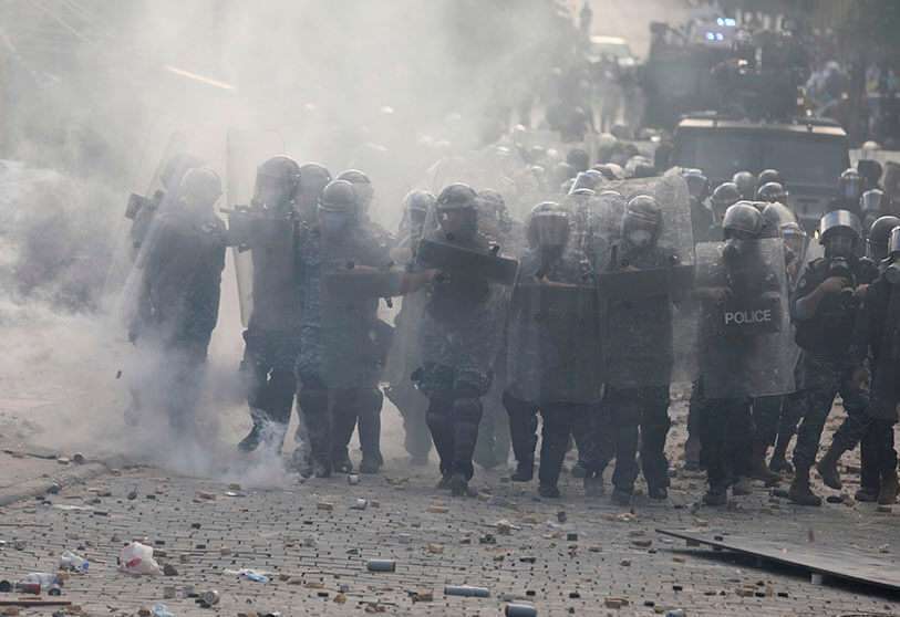 REUTERS/GORAN TOMASEVIC - La policía antidisturbios libanesa se dirige a los manifestantes durante una protesta en Beirut, Líbano, el 8 de agosto de 2020