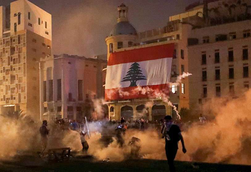 La policía dispara gases lacrimógenos contra los manifestantes durante una protesta tras la explosión del martes, en Beirut, Líbano, el 8 de agosto de 2020