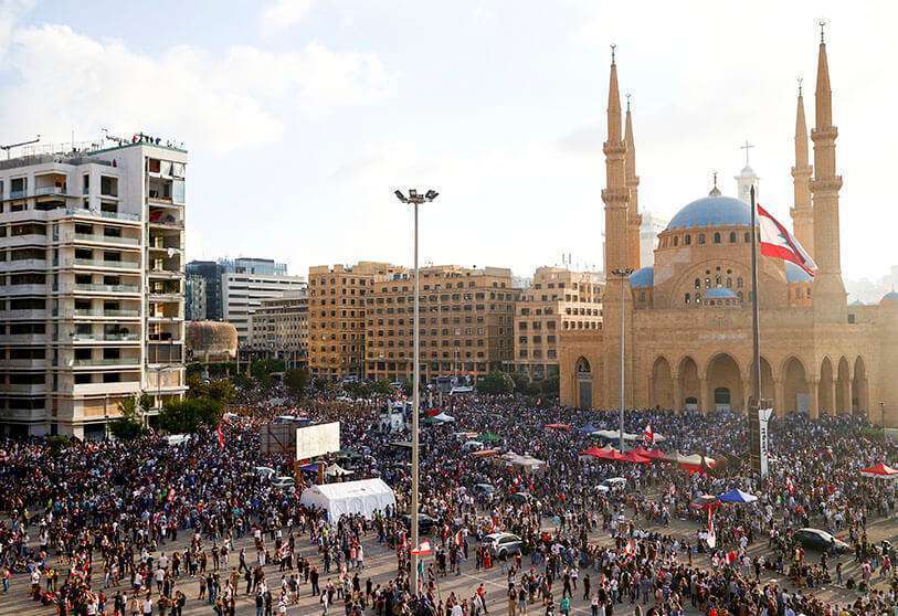 REUTERS/HANNAH McKAY - Los manifestantes se reúnen durante una protesta tras la explosión del martes, en Beirut, Líbano, el 8 de agosto de 2020