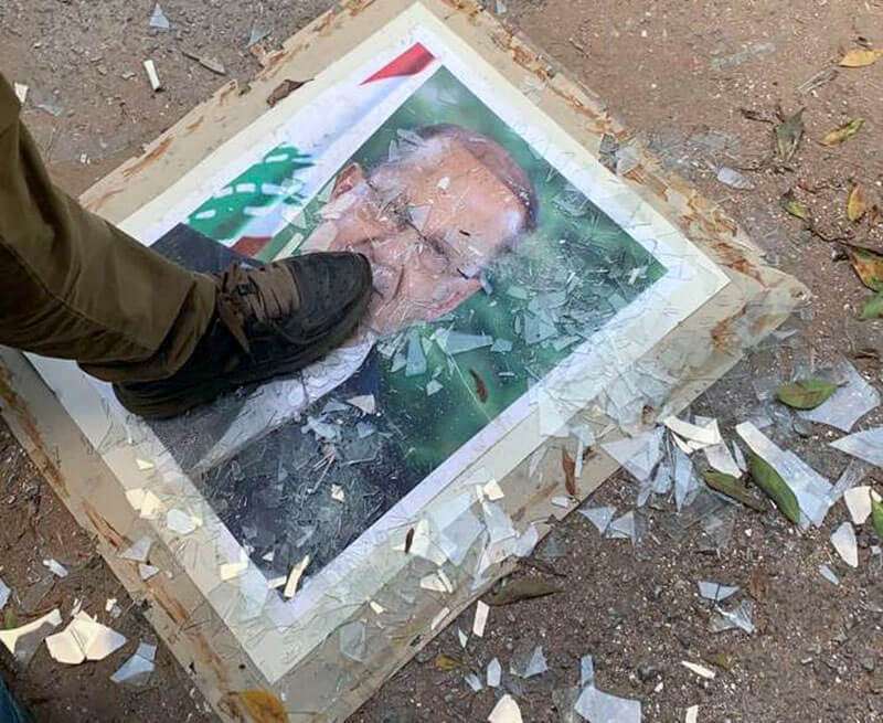 PHOTO/REUTERS - Un manifestante pisa una foto del presidente libanés Michel Aoun, en el Ministerio de Asuntos Exteriores durante una protesta tras la explosión del martes, en Beirut, Líbano, el 8 de agosto de 2020