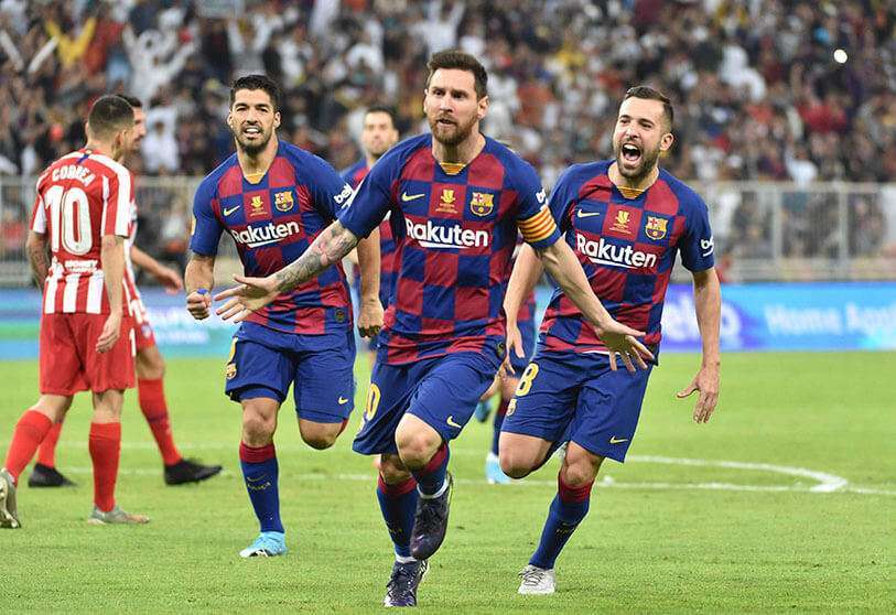 El delantero argentino del Barcelona, Lionel Messi (C), celebra su gol durante la semifinal de la Supercopa de España entre el Barcelona y el Atlético de Madrid el 9 de enero de 2020, en la Ciudad Deportiva Rey Abdullah, en la ciudad portuaria de Yeda, en Arabia Saudí