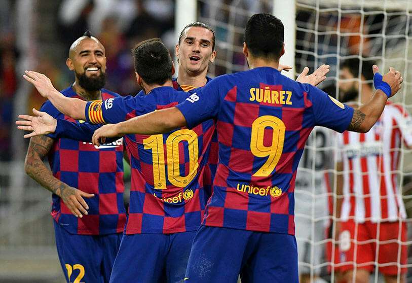 El barcelonista Antoine Griezmann celebra su segundo gol con Luis Suárez y sus compañeros