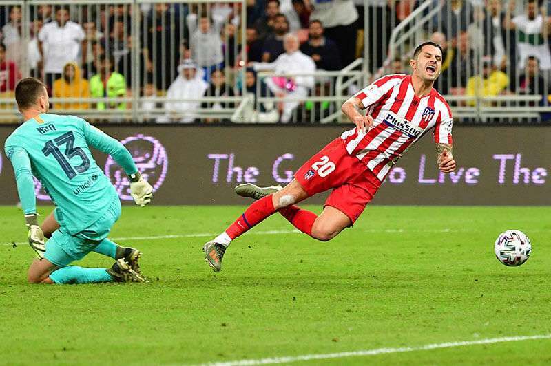 El guardameta brasileño del Barcelona Neto (Izq) comete penalti sobre el centrocampista español del Atlético de Madrid Vitolo durante la semifinal de la Supercopa de España entre el Barcelona y el Atlético de Madrid el 9 de enero de 2020, en la Ciudad Deportiva Rey Abdullah, en la ciudad portuaria de Yeda