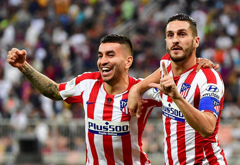 El centrocampista español del Atlético de Madrid Koke (Der) celebra su gol con el delantero argentino del Atlético de Madrid Ángel Correa