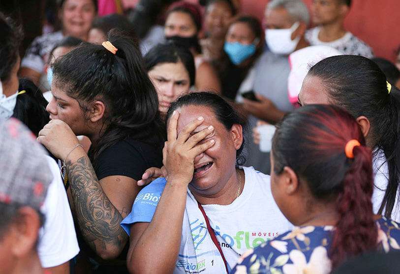 Familiares de internos esperan información frente a la prisión de Puraquequara en Manaus, Estado de Amazona, Brasil, el 2 de mayo de 2020, durante la pandemia del coronavirus COVID-19