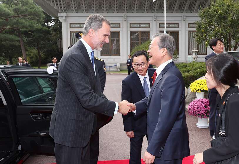 Su Majestad el Rey recibe el saludo del presidente de la República de Corea, Moon Jae-in