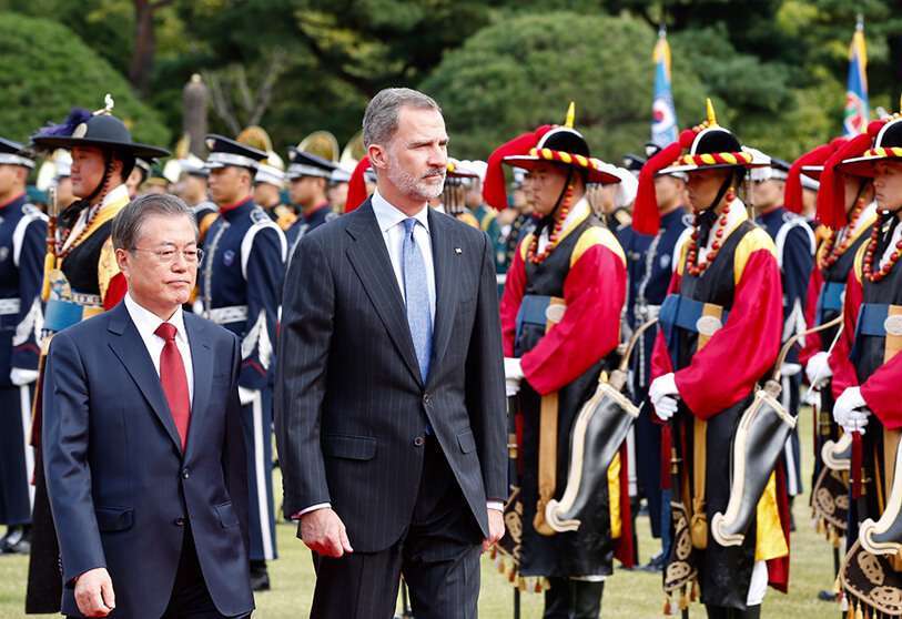 Don Felipe y Moon Jae-in pasan revista a la fuerza congregada en los honores de recepción