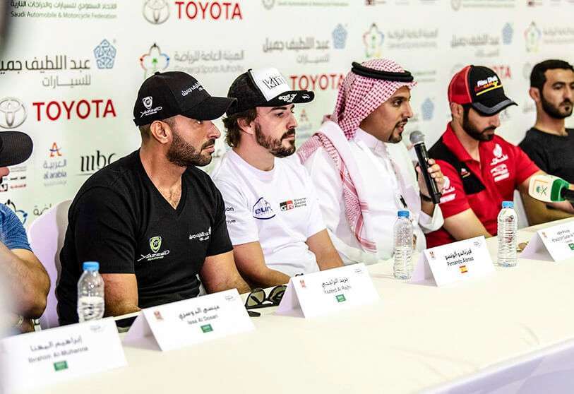 El piloto español Fernando Alonso (C) asiste a una rueda de prensa con motivo del Rally Al Ula-Neom Cross-Country
