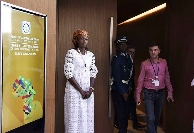 Asistentes a la entrada de la sala de conferencias del Foro Internacional sobre Paz y Seguridad en África el 18 de noviembre de 2019, en el Centro de Conferencias Abdou Diouf de Diamniadio.