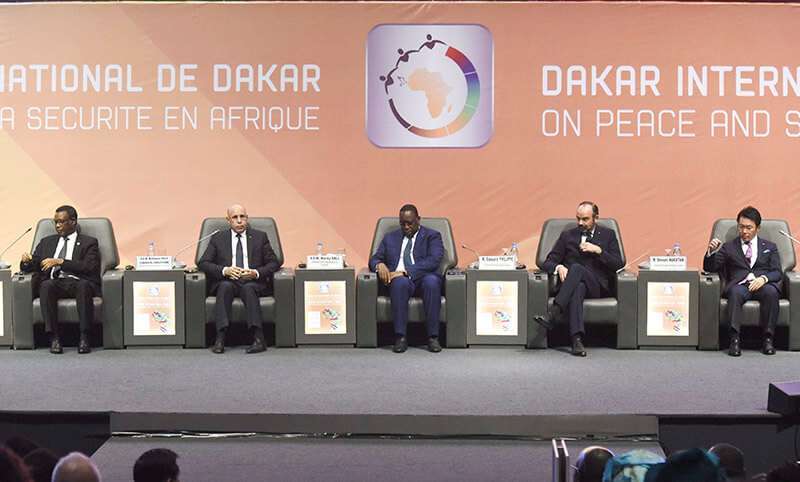 El ex presidente de Burundi Pierre Boyoya(L), el presidente mauritano Mohamed Ould Cheikh El Ghazouani (2ºL), el presidente de Senegal, Macky Sall (C), el primer ministro francés Edouard Philippe (2ºR) y un delegado en la inauguración del Foro Internacional sobre la Paz y la Seguridad en África el 18 de noviembre de 2019 en el Centro de Conferencias Abdou Diouf de Diamniadio.