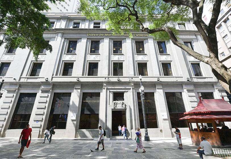 Foto de la fachada de la sede de la Bolsa de Valores (B3) en el centro de Sao Paulo, Brasil, tomada el 12 de marzo de 2020, un día en el que la Bolsa de Valores de Sao Paulo