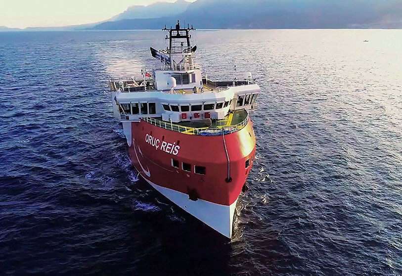 AFP / HO / MINISTERIO DE DEFENSA TURCO - El buque de investigación sísmica turco "Oruc Reis" dirigiéndose al oeste de Antalya en el Mar Mediterráneo, el 12 de agosto de 2020