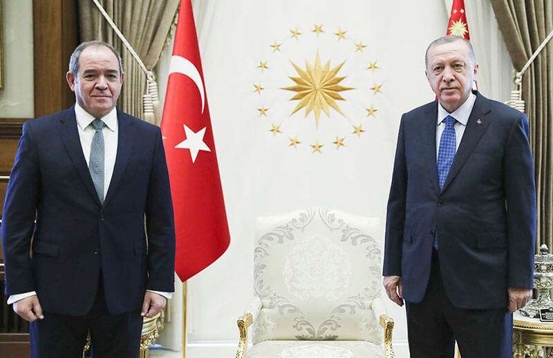 PHOTO/PRESIDENCIA TURCA via AP - El presidente de Turquía, Recep Erdogan, a la derecha, y el ministro de Asuntos Exteriores de Argelia, Sabri Boukadoum