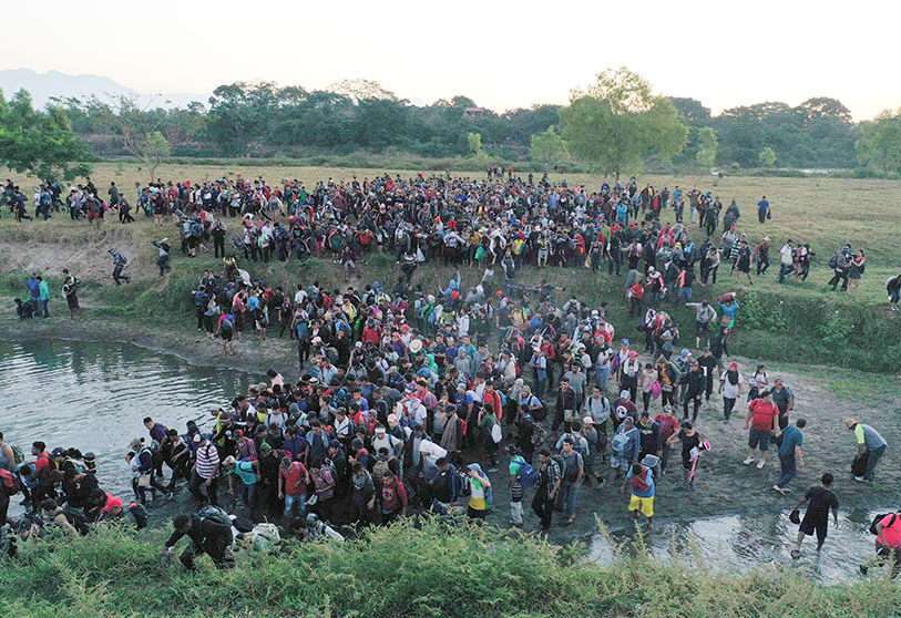 Fotografía de archivo, vista aérea de los migrantes centroamericanos -en su mayoría hondureños que se dirigen en caravana a Estados Unidos- que cruzan el río Suchiate desde Tecun Uman (Guatemala) hasta Ciudad Hidalgo, estado de Chiapas (México), el 23 de enero de 2020