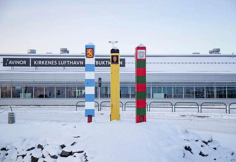 Pilares fronterizos de Finlandia, Noruega y Rusia junto al aeropuerto de Kirkenes