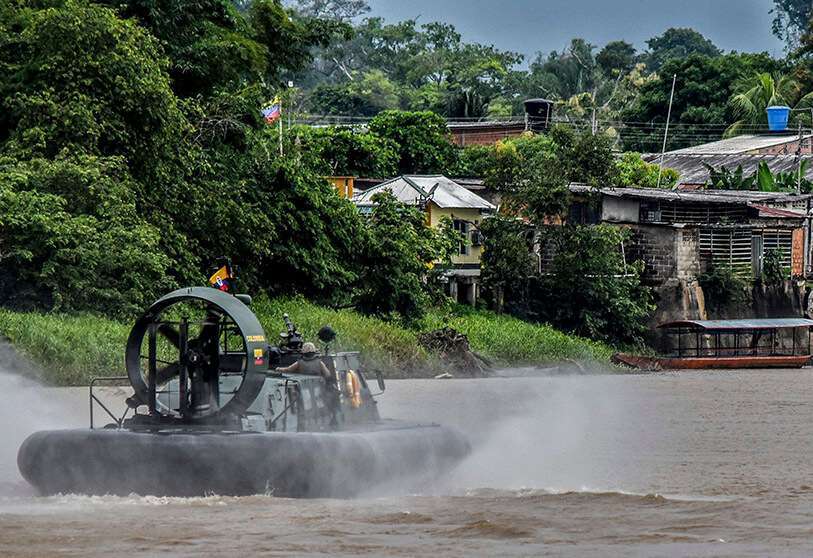 Soldados colombianos navegan por el río Arauca en el municipio de Arauquita, departamento de Arauca, Colombia, el 26 de marzo de 2021 AFP/DANIEL MARTINEZ