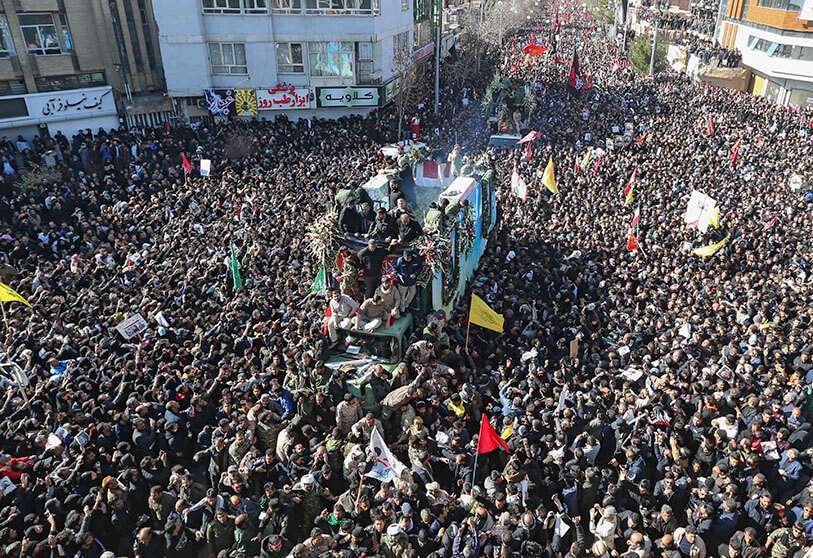 Los iraníes se reúnen alrededor de un vehículo que lleva el ataúd del general asesinado Qassem Soleimani durante la etapa final de las procesiones fúnebres, en su ciudad natal Kerman, el 7 de enero de 2020