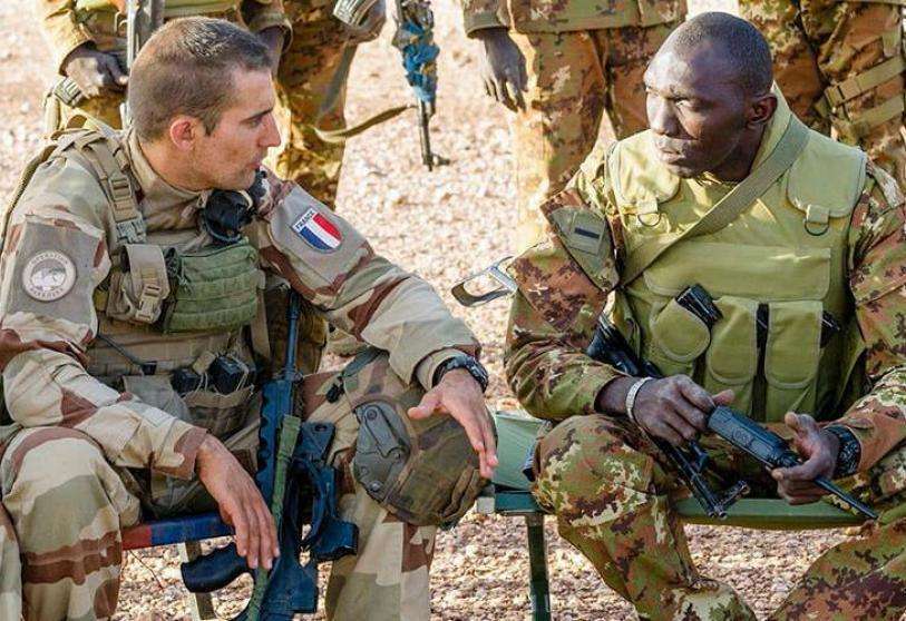 AFP PHOTO/ECPAD  -   Un soldado de las Fuerzas Malienses (FAMA) habla con un soldado de la misión francesa de Operación Barkhane (izq.) durante una operación conjunta de coordinación táctica, en una foto de archivo