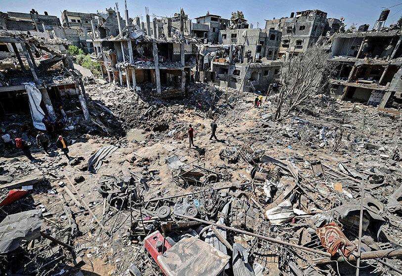 AFP/ MAHMUD HAMS - Los palestinos evalúan los daños causados por los ataques aéreos israelíes, en Beit Hanun, en el norte de la Franja de Gaza, el 14 de mayo de 2021