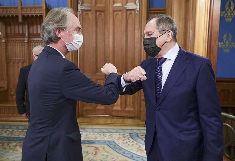 El ministro de Relaciones Exteriores ruso, Sergei Lavrov, a la derecha, y el enviado especial de las Naciones Unidas para Siria, Geir Pedersen, antes de sus conversaciones en Moscú, Rusia, el jueves 19 de noviembre de 2020