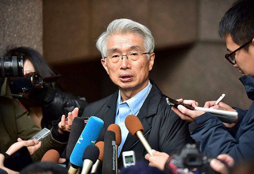 El abogado japonés del ex magnate automovilístico Carlos Ghosn, Junichiro Hironaka (C), habla con los medios de comunicación fuera de su oficina en Tokio el 31 de diciembre de 2019. Ghosn dijo el 31 de diciembre que había "escapado de la injusticia" en Japón, donde se encontraba bajo fianza en espera de un juicio