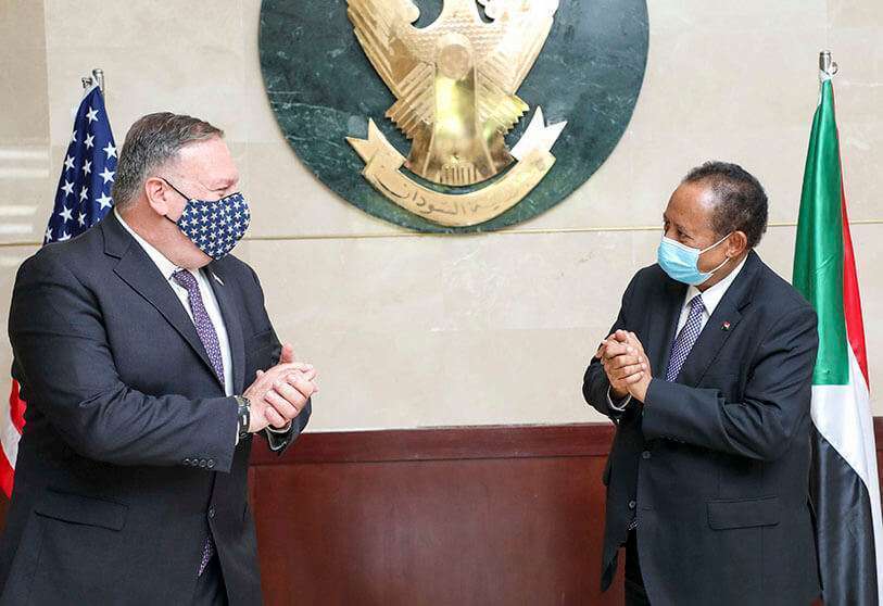 Le secrétaire d'Etat américain Mike Pompeo salue le Premier ministre soudanais Abdalla Hamdok à Khartoum