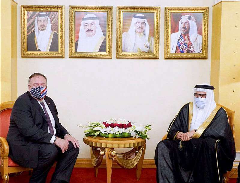 El secretario de Estado de Estados Unidos, Mike Pompeo, se reúne con el ministro de Asuntos Exteriores de Bahréin, Abdullatif bin Rashid al-Zayani, a su llegada a la capital Manama