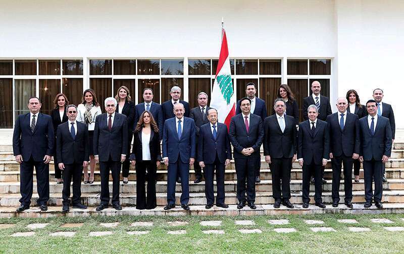 Miembros del nuevo gobierno libanés posan para una foto en el palacio presidencial de Baabda, Líbano, el 22 de enero de 2020