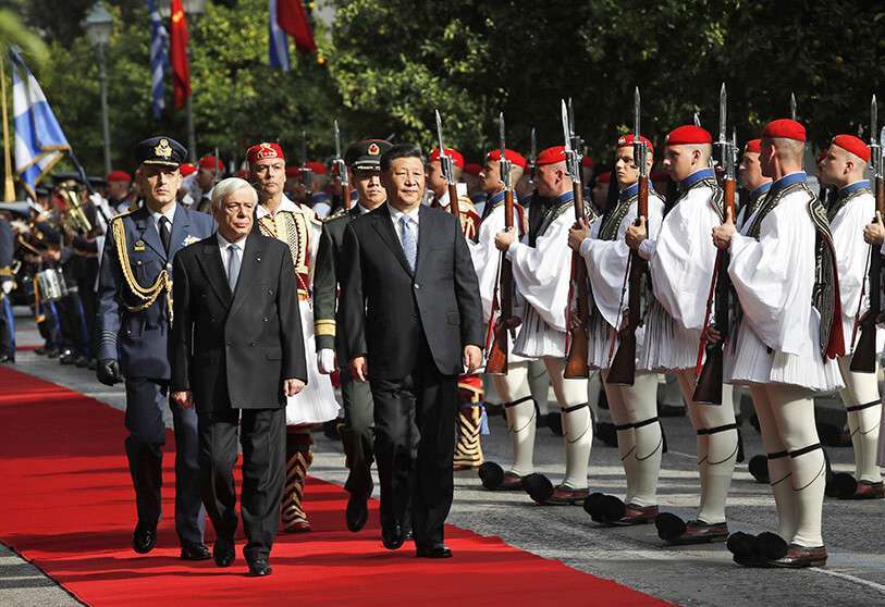 El presidente de China, Xi Jinping, en el centro, y su homólogo griego, Prokopis Pavlopoulos, a la izquierda, inspeccionan la guardia de honor frente al palacio presidencial en Atenas, el lunes 11 de noviembre de 2019.