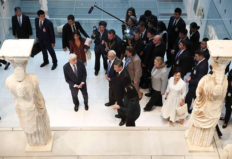 El presidente de China, Xi Jinping, acompañado por su homólogo griego Prokopis Pavlopoulos, durante su visita al Museo de la Acrópolis, el martes 12 de noviembre de 2019.