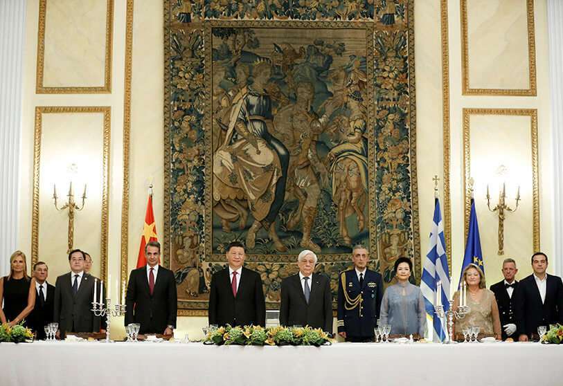 El presidente griego Prokopis Pavlopoulos, el presidente chino Xi Jinping y el primer ministro griego Kyriakos Mitsotakis asisten a una cena de estado en el Palacio Presidencial de Atenas, Grecia, el 11 de noviembre de 2019.