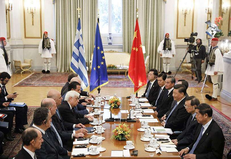 Al frente de sus respectivas delegaciones, el presidente de China, Xi Jinping, y su homólogo griego, Prokopis Pavlopoulos, celebran su reunión en el Palacio Presidencial de Atenas, el lunes 11 de noviembre de 2019.