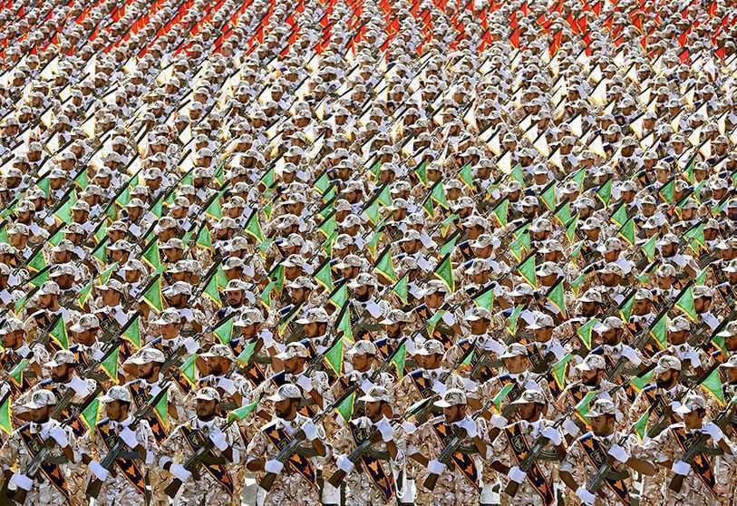 Miembros de la Guardia Revolucionaria de Irán marchan durante un desfile militar anual en el mausoleo del ayatolá Jomeini