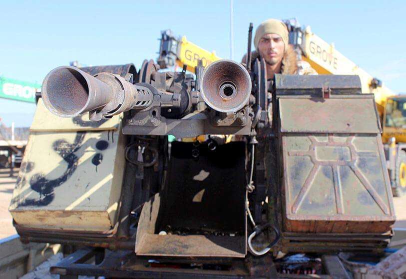 Un miembro de las fuerzas gubernamentales se dirige al frente de la línea de fuego sobre un vehículo militar desde Misrata, Libia, el 3 de febrero de 2020