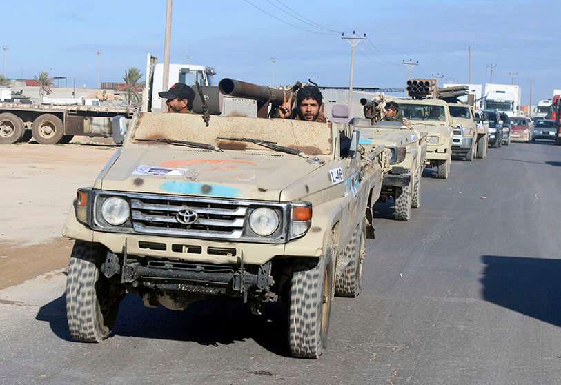 Los vehículos militares de las fuerzas se dirigen a la primera línea de batalla desde Misrata, Libia, el 3 de febrero de 2020