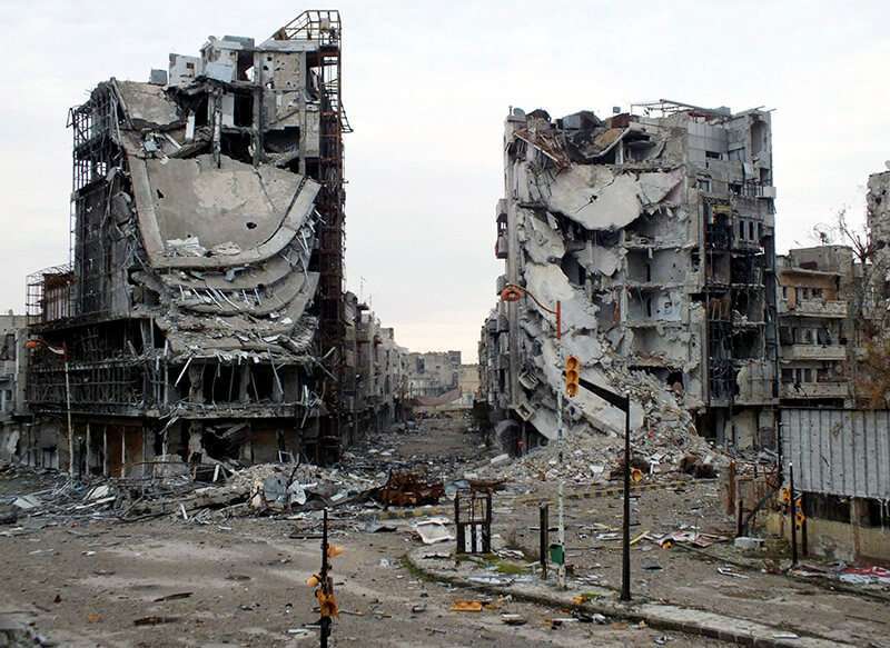 PHOTO/REUTERS - Edificios destruidos se ven en una calle desierta en Homs, Siria