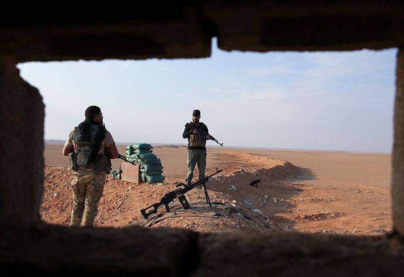 AFP/ AHMAD AL-RUBAYE - Combatientes chiíes iraquíes de la fuerza paramilitar Hashed al-Shaabi aseguran la zona fronteriza con Siria en Al-Qaim, fronteriza con la región siria de Deir Ezzor