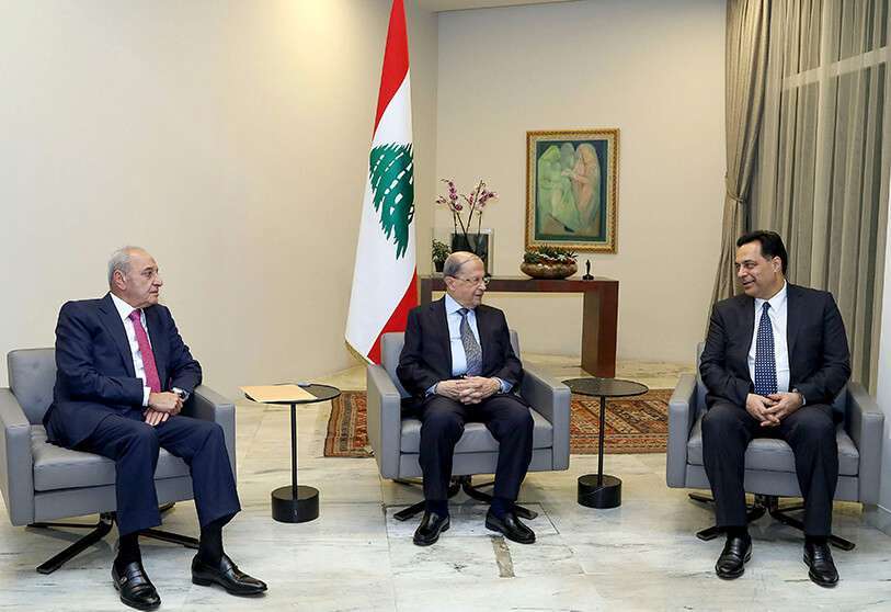 El presidente libanés Michel Aoun (C) se reúne con el primer ministro designado Hassan Diab (der.) y el presidente del Parlamento Nabih Berri (izq.) en el palacio presidencial de Baabda