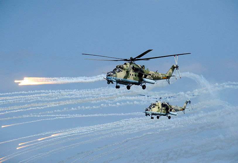 Helicópteros de ataque Mi-35 rusos disparan durante ejercicios militares