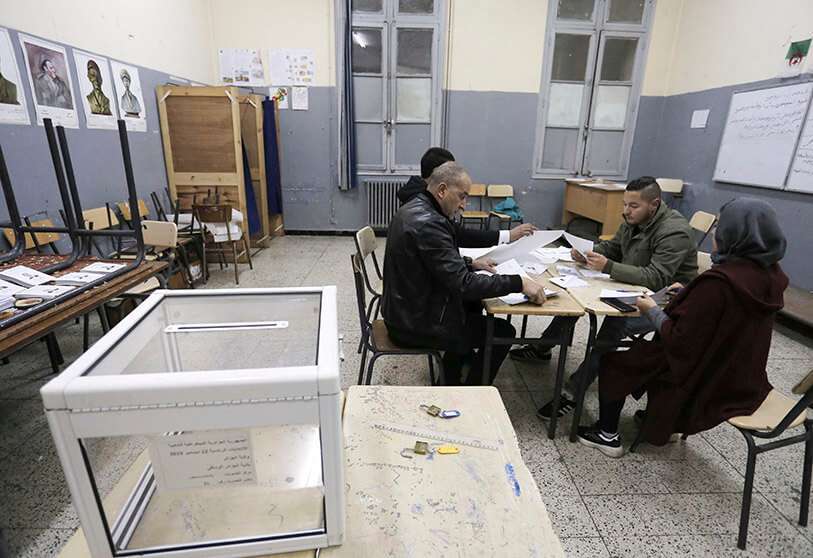 Trabajadores de un colegio electoral cuenta las papeletas en un colegio electoral el jueves 12 de diciembre de 2019 en Argel PHOTO/AP