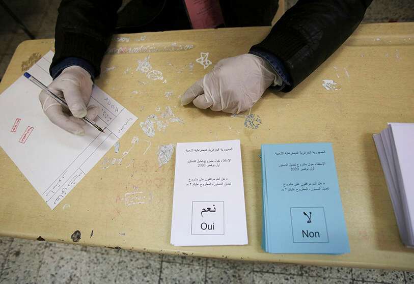 papeletas de votación se ven en una mesa mientras un miembro del personal trabaja en un colegio electoral donde los argelinos votan en un referéndum constitucional en Argel, Argelia 1 de noviembre de 2020 PHOTO/REUTERS