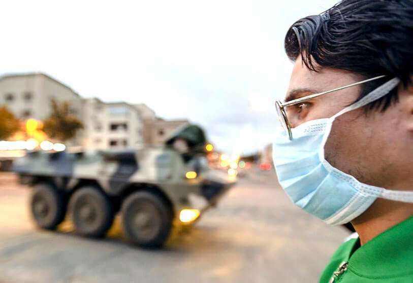 Un hombre con una máscara protectora en una calle de Casablanca, Marruecos, el 20 de marzo de 2020