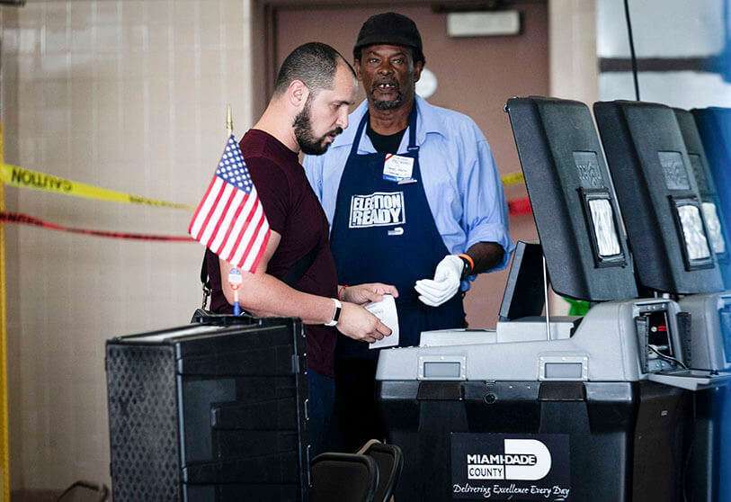 Un hombre vota en las elecciones primarias de Florida en Miami, Florida, el 17 de marzo de 2020