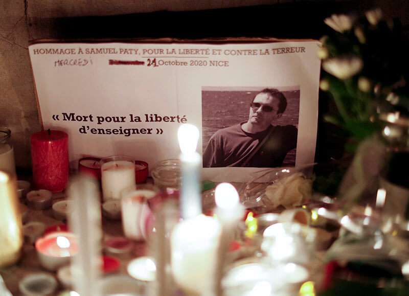 Velas en un monumento improvisado mientras la gente se reúne para rendir homenaje a Samuel Paty, como parte de un homenaje nacional, en Niza (Francia), el 21 de octubre de 2020