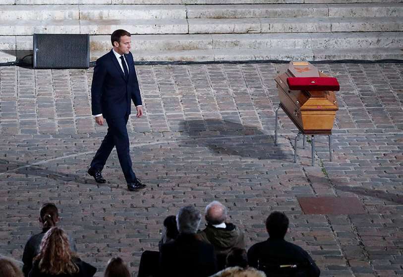 El presidente francés Emmanuel Macron presenta sus respetos junto al ataúd de Samuel Paty en el patio de la Universidad de la Sorbona en París el 21 de octubre de 2020