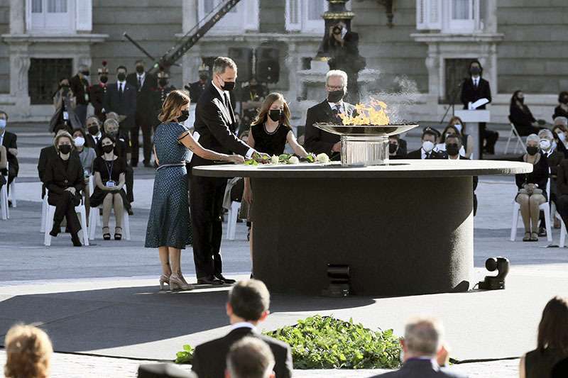 La jefa de Servicio de Urgencias del Hospital Universitario del Valle de Hebrón, Aroa López, el rey de España Felipe VI, la princesa heredera Leonor y Hernando Calleja, hermano de la víctima de COVID-19 y periodista José María Calleja, depositaron flores junto a un caldero durante la ceremonia estatal en honor de las víctimas del coronavirus