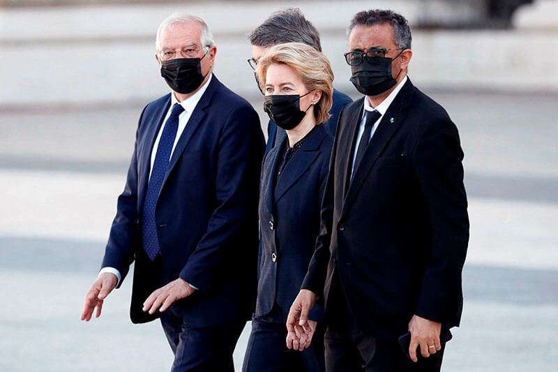 La jefa de Servicio de Urgencias del Hospital Universitario del Valle de Hebrón, Aroa López, el rey de España Felipe VI, la princesa heredera Leonor y Hernando Calleja, hermano de la víctima de COVID-19 y periodista José María Calleja, depositaron flores junto a un caldero durante la ceremonia estatal en honor de las víctimas del coronavirus