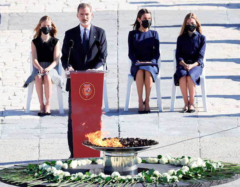El rey Felipe VI de España pronuncia un discurso durante una ceremonia de Estado para honrar a las 28.400 víctimas de la crisis del coronavirus, así como a los funcionarios públicos que han estado luchando en primera línea contra la pandemia en España, el 16 de julio de 2020, en el Palacio Real de Madrid